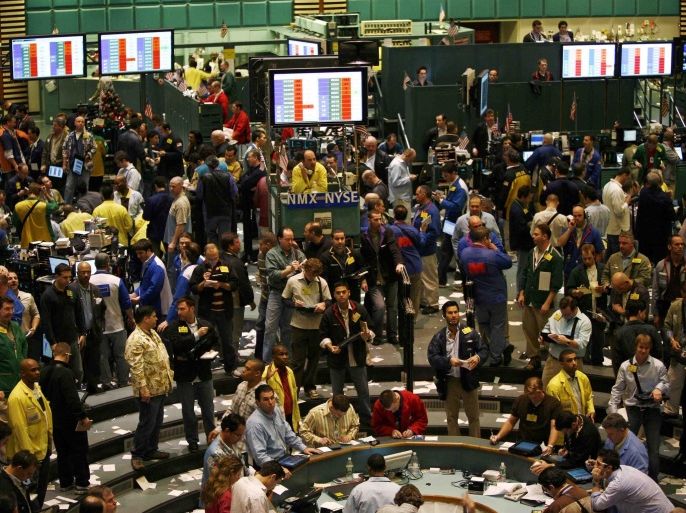 Oil traders work in the pit of the New York Mercantile Exchange in New York, U.S. on January 12, 2007. REUTERS/Shannon Stapleton/File Photo