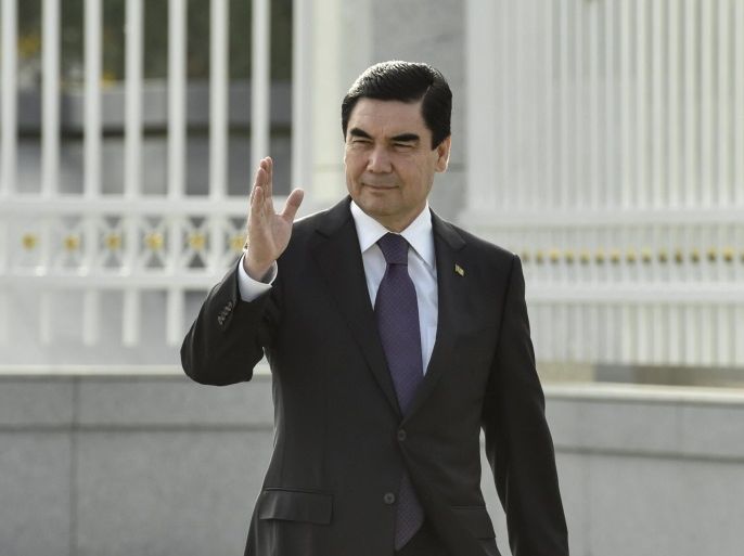 Turkmenistan's President Kurbanguly Berdymukhamedov waves while walking before a ceremony to welcome Ukraine's President Petro Poroshenko in the capital Ashgabat, Turkmenistan, October 29, 2015. REUTERS/Ukrainian Presidential Press Service/Mykola Lazarenko/Pool ATTENTION EDITORS - THIS PICTURE WAS PROVIDED BY A THIRD PARTY. REUTERS IS UNABLE TO INDEPENDENTLY VERIFY THE AUTHENTICITY, CONTENT, LOCATION OR DATE OF THIS IMAGE. FOR EDITORIAL USE ONLY. NOT FOR SALE FOR MARKETING OR ADVERTISING CAMPAIGNS. THIS PICTURE IS DISTRIBUTED EXACTLY AS RECEIVED BY REUTERS, AS A SERVICE TO CLIENTS.