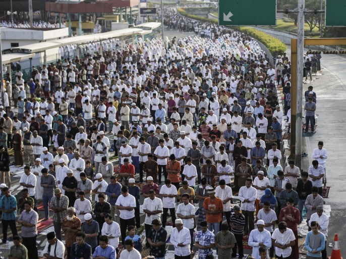 ‪آلاف الإندونيسيين يؤدون صلاة العيد‬ آلاف الإندونيسيين يؤدون صلاة العيد (الأوروبية)