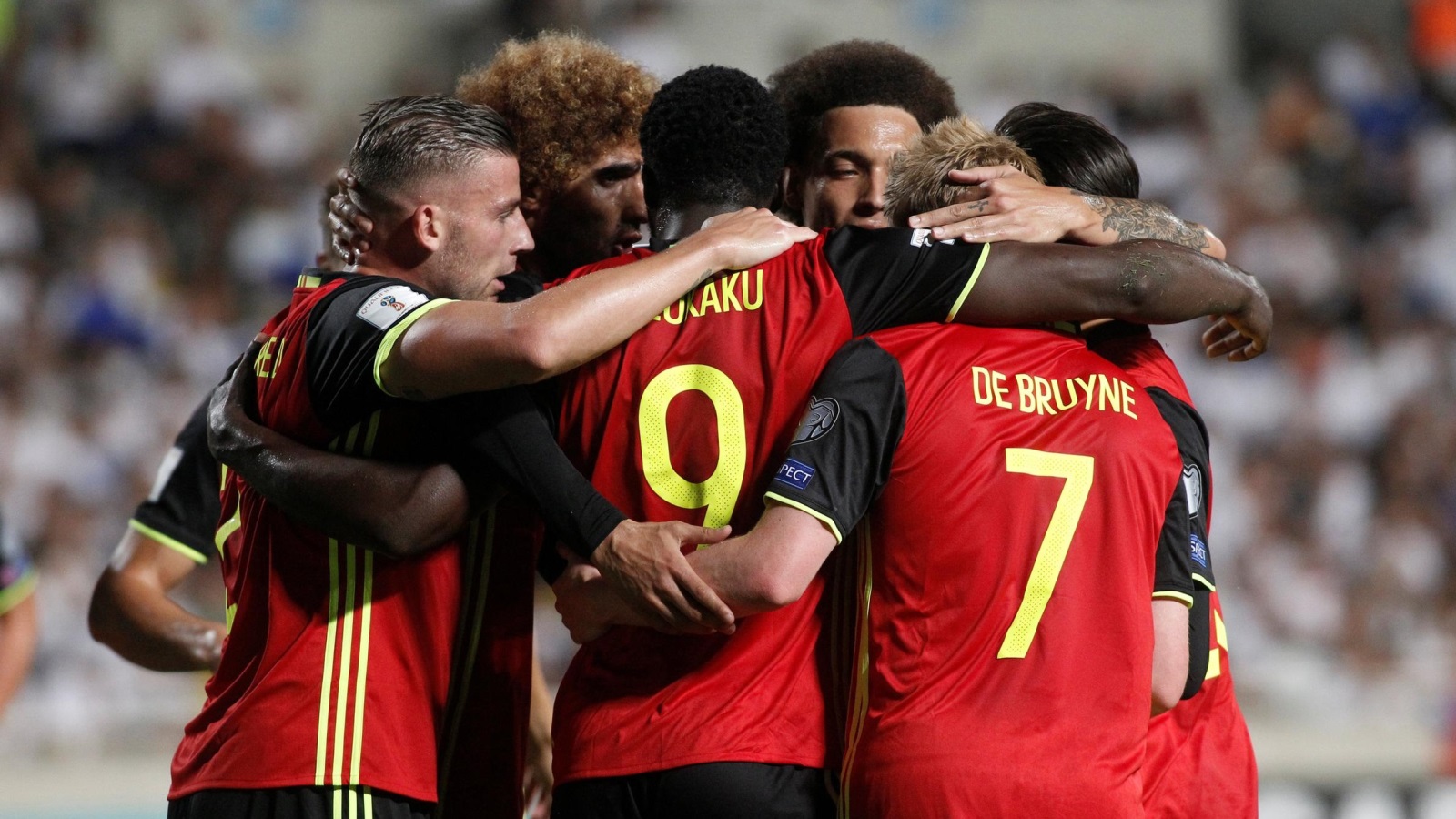 فرحة لاعبي بلجيكا بهدف لوكاكو(رويترز)