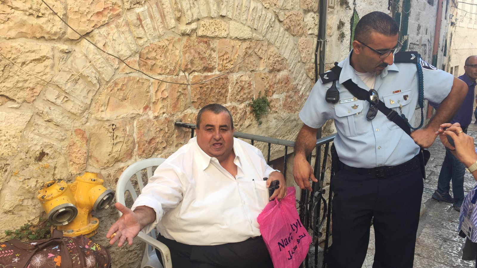 الاحتلال رفض السماح لقرش بالجلوس أمام منزله وأبعد خارج أسوار القدس القديمة (الجزيرة نت)