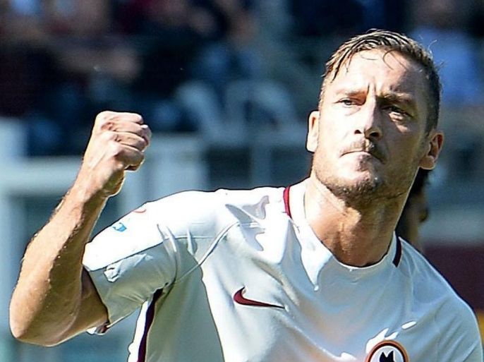 Roma's Francesco Totti celebrates a score during the Serie A soccer match Torino vs Roma at Olimpic Stadium in Turin, Italy, 25 September 2016.