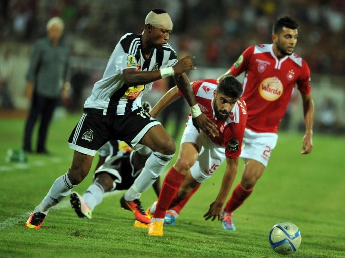 Etoile Sportive du Sahel player Hamdi Nagguez (C) and KTP Mazembe player Jonathan Bolingi (L) fight for the ball during the CAF Confederation Cup soccer match between Etoile Sportive du Sahel of Tunisia and TP Mazembe of RD Congo at the Olympique Stadium in Sousse, Tunisia, 17 September 2016.