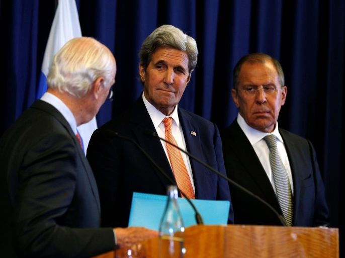U.S. Secretary of State John Kerry and Russian Foreign Minister Sergei Lavrov (R) look toward U.N. Special Envoy Staffan de Mistura (L) during a press conference following their meeting in Geneva, Switzerland on the crisis in Syria September 9, 2016.REUTERS/Kevin Lamarque