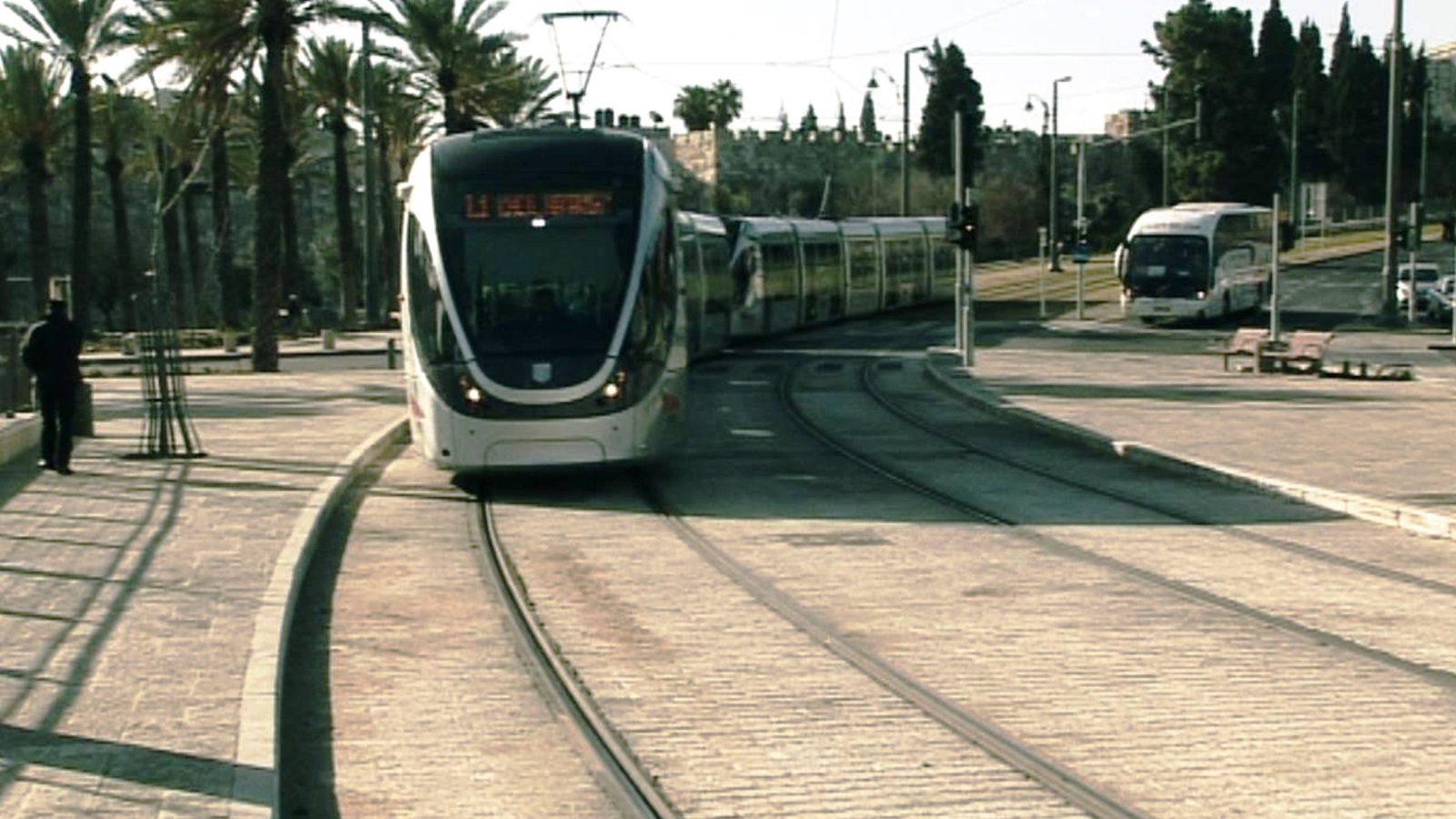 يمر القطار في الفيلم بـ23 محطة منها ثلاث فقط تمر بالأحياء العربية داخل القدس (الجزيرة نت)