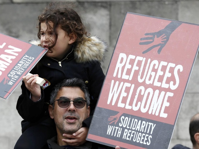 ‪لافتة ترحيبة باللاجئين خلال وقفة نظمتها منظمة العفو الدولية في العاصمة لندن قبل يومين‬ لافتة ترحيبة باللاجئين خلال وقفة نظمتها منظمة العفو الدولية في العاصمة لندن قبل يومين (رويترز)