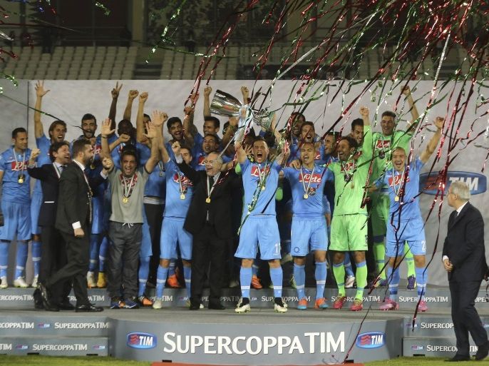 Napoli's players celebrate with the trophy after winning their Italian Super Cup match against Juventus at Al-Sadd Stadium, in Doha, December 22, 2014. REUTERS/Fadi Al-Assaad (QATAR - Tags: SPORT SOCCER)