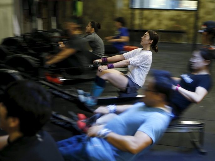 You Ri-seul (in white), 29, takes part in a crossfit class at a gym in Seoul, September 11, 2015. Looks no longer centre only on the face in beauty-obsessed South Korea, where more women are hitting the gym to improve muscle tone and physical health. As the ideal of beauty evolves in a country that is a trendsetter in cosmetics and the pursuit of plastic surgery, women's fitness has become a growth business, say purveyors of health products, from diet supplements to dumb-bells."Women used to starve in order to lose weight. Now they exercise," said celebrity trainer Ray Yang, who leads a workout session during the Body Show, a weekly television event targeted at women that is now in its second season. Picture taken on September 11, 2015. REUTERS/Kim Hong-Ji