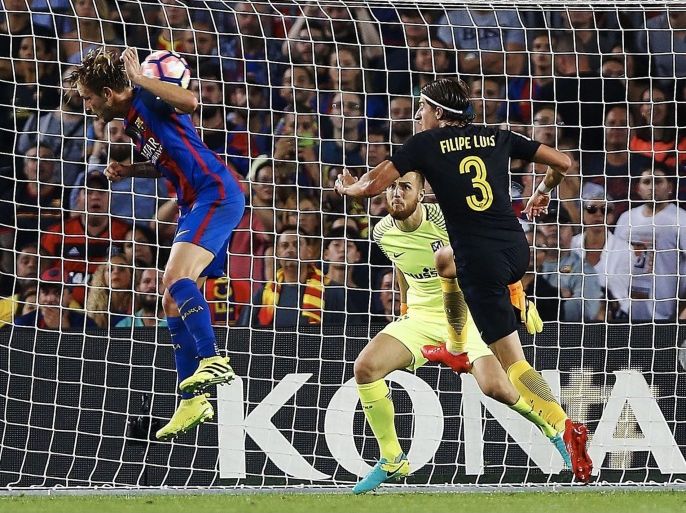 FC Barcelona's Ivan Rakitic (L) scores against Atletico Madrid during the Spanish Primera Division soccer match between Barcelona and Atletico Madrid at Camp Nou in Barcelona, Spain, 21 September 2016.