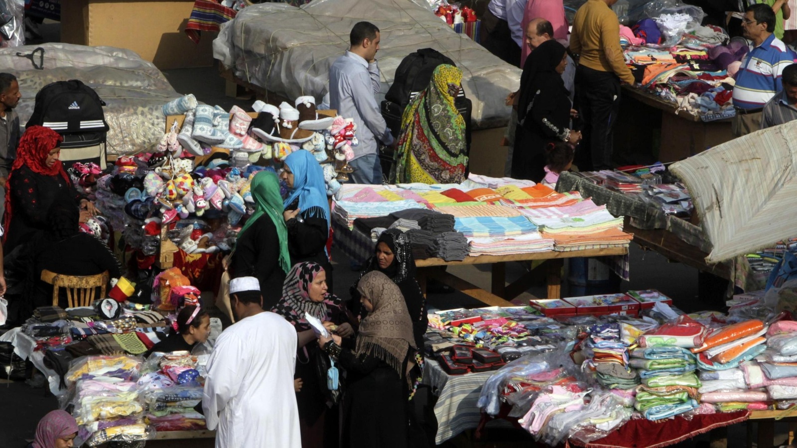 ‪أحد الأسواق الشعبية في القاهرة‬  (رويترز)