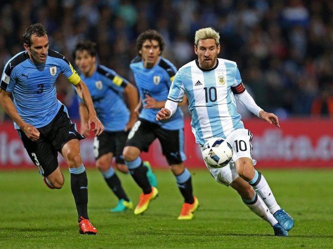 Argentina's Lionel Messi (R) vies for the ball with Uruguay's Diego Godin (L) during the FIFA 2018 World Cup qualifying soccer match between Argentina and Uruguay at Malvinas Argentinas stadium in Mendoza, Argentina, 01 September 2016.
