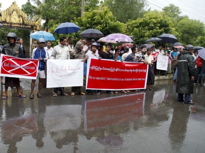 epa05526560 Rakhine nationalists hold poster as they protest against the visit of former UN Secretary-general Kofi Annan (not in picture) on his arrival near the airport in Sittwe, Rakhine State, western Myanmar, 06 September 2016. Kofi Annan, who chairs the advisory commission of Rakhine State which was formed on 23 August 2016, is on a six day visit to Myanmar to aid in the resolution of religious and ethnic conflict in the state. EPA/NYUNT WIN