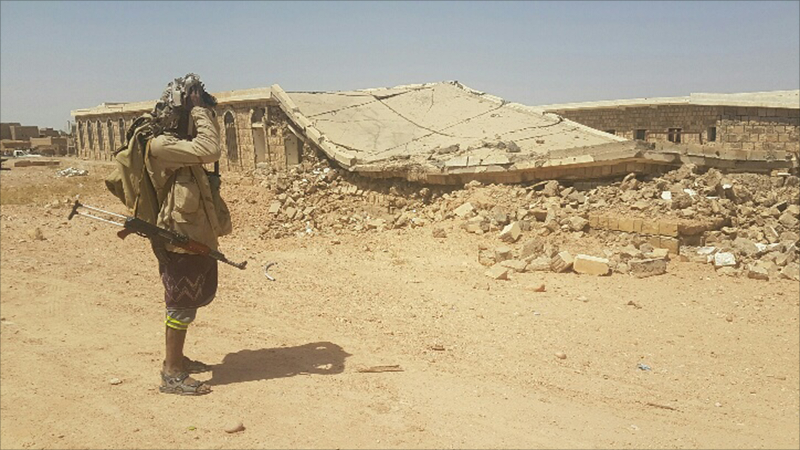 الحوثيون دمروا العديد من البيوت في الغيل عندما سيطروا عليها (الجزيرة)