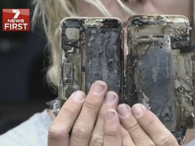 Australian surfer says his iPhone 7 burst into flames and destroyd his car (7news)