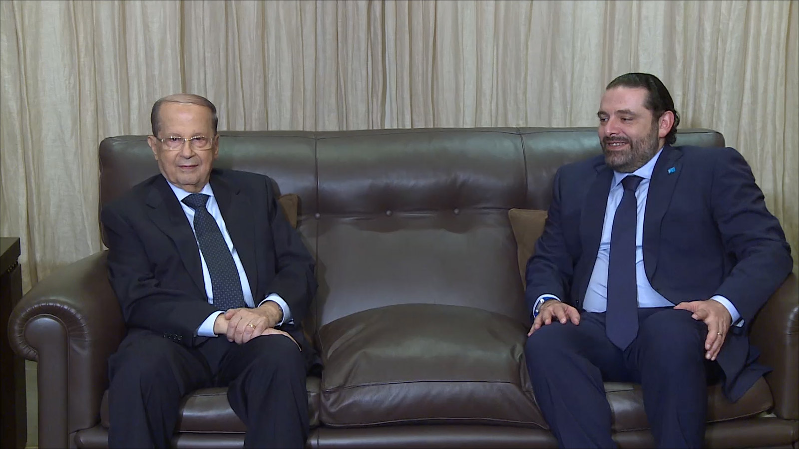 الرئيس عون (يسار) مع سعد الحريري الذي من المرجح أن يشكل الحكومة (الجزيرة)