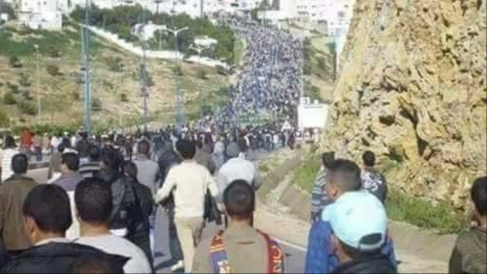 صورة بثها ناشطون لتظاهرات شمال المغرب ضد مقتل بائع السمك