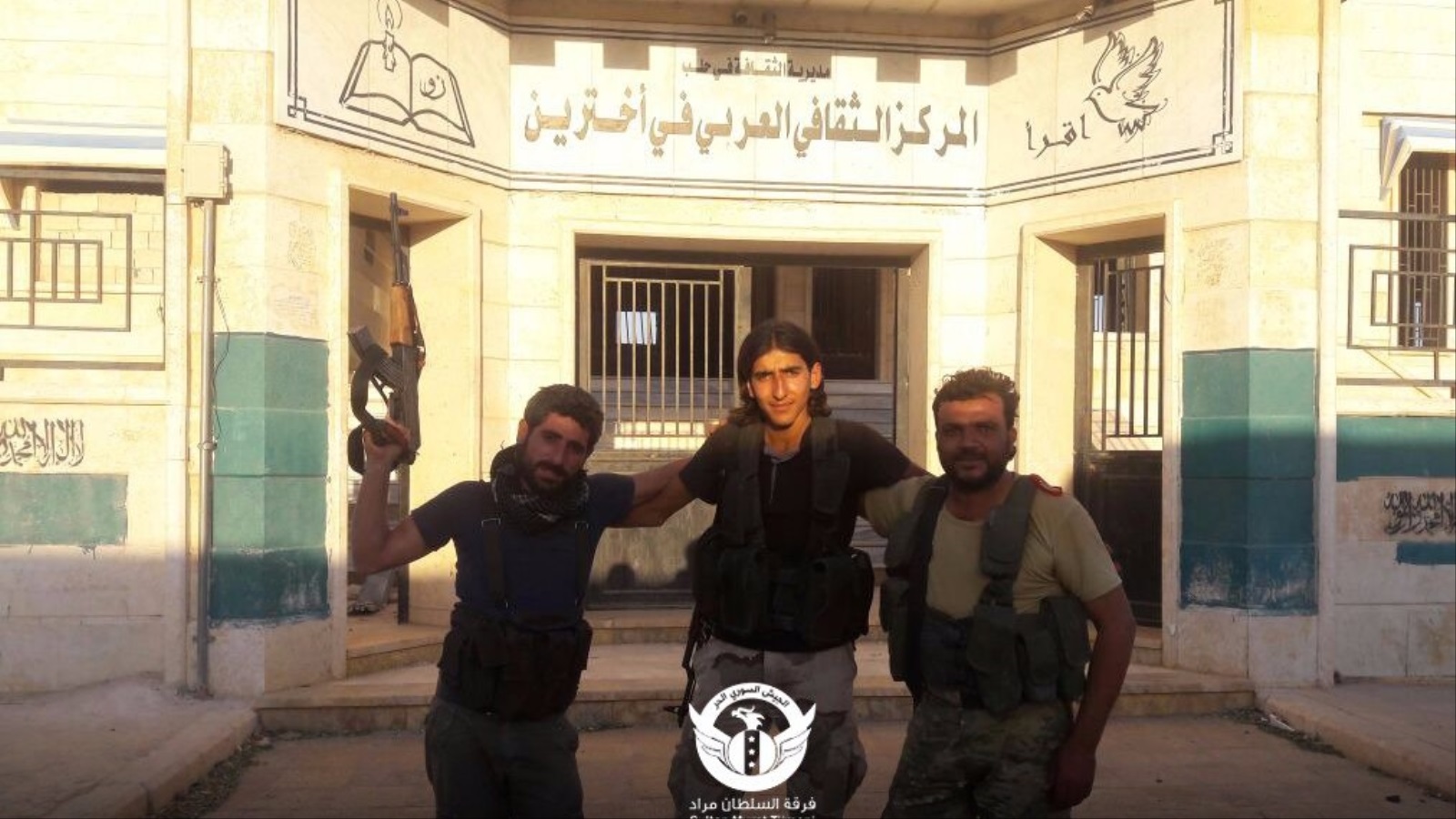 صورة نشرتها فرقة السلطان مراد لبعض مقاتليها داخل بلدة أخترين شمال حلب بعد إخراج تنظيم الدولة منها 