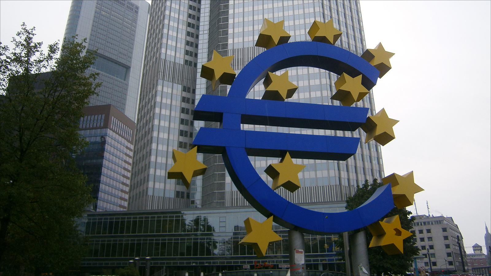 ‪التحذيرات باتت متكررة من تسبب مشكلات منطقة اليورو المتزايدة بتمزيقها‬  (الجزيرة)
