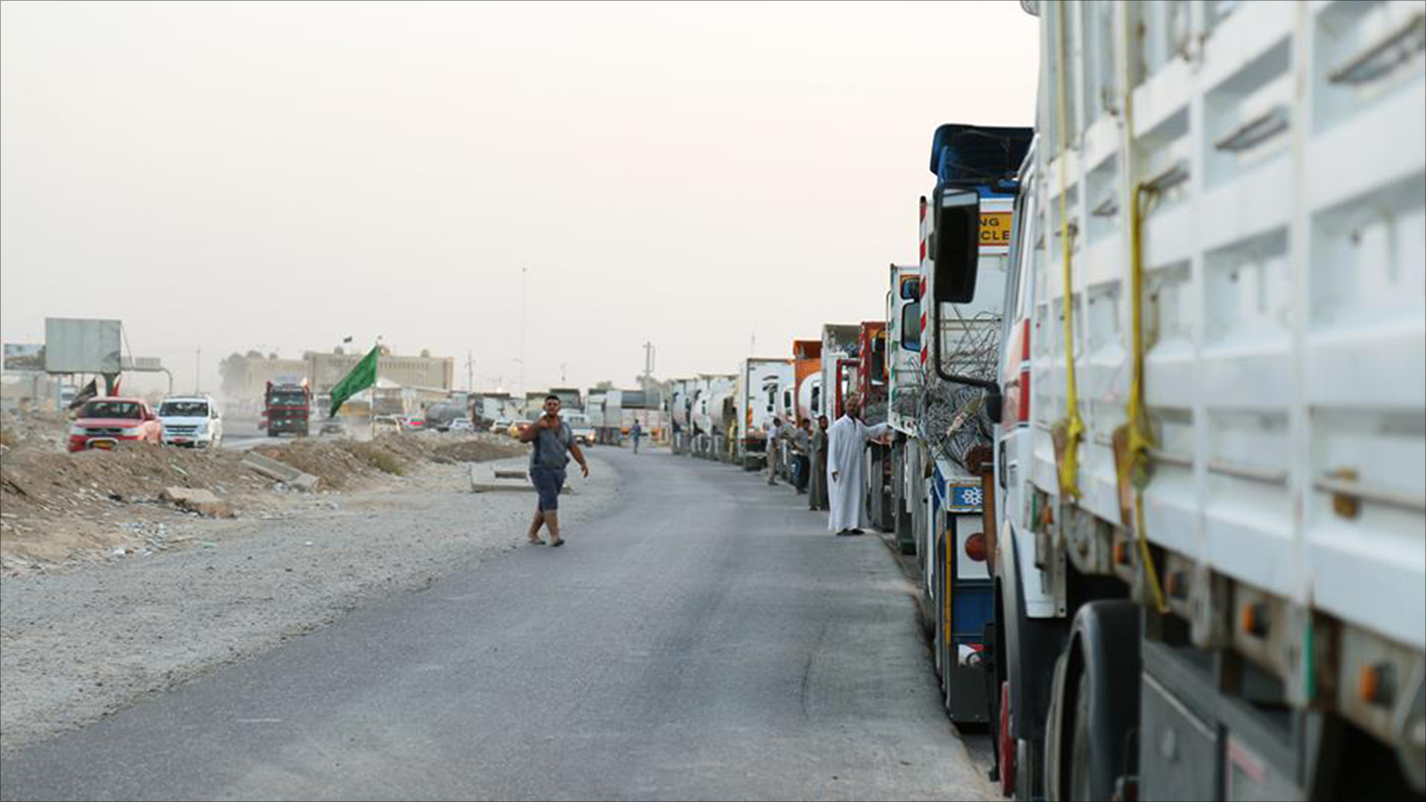 شاحنات تنقل بضائع تركية تقف عند أحد مداخل بغداد 