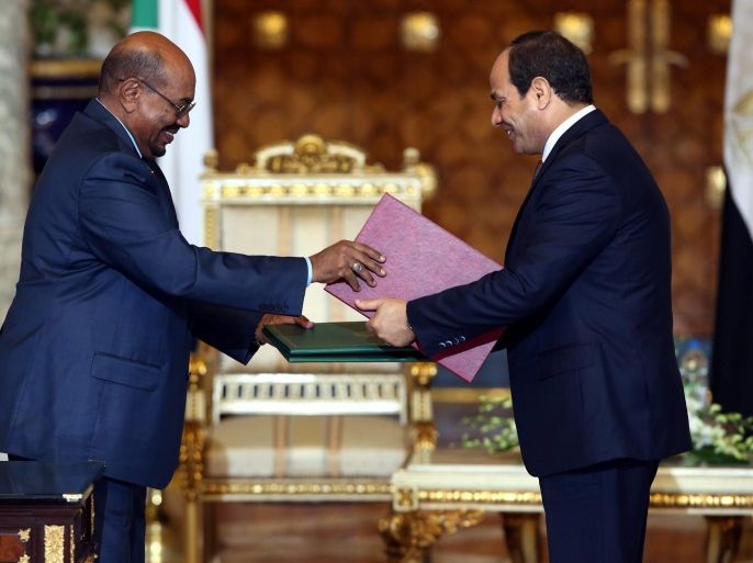 Egyptian President Abdel Fattah al-Sisi (R) and Sudanese President Omar Bashir (L) exchange a number of agreements in Cairo, Egypt, 05 Otober 2016. The meeting came as part of the Egyptian-Sudanese high committee, and its the first time that two presidents have headed this committee as its always held at the prime ministerial level. A number of economic agreements was signed during the meeting.