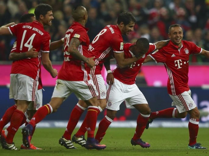 Football Soccer - Bayern Munich v Borussia Moenchengladbach - German Bundesliga - Allianz -Arena, Munich, Germany - 22/10/16 - Bayern Munich's Douglas Costa (2nd R) celebrates his goal against Borussia Moenchengladbach REUTERS/Michael Dalder. DFL RULES TO LIMIT THE ONLINE USAGE DURING MATCH TIME TO 15 PICTURES PER GAME. IMAGE SEQUENCES TO SIMULATE VIDEO IS NOT ALLOWED AT ANY TIME. FOR FURTHER QUERIES PLEASE CONTACT DFL DIRECTLY AT + 49 69 650050