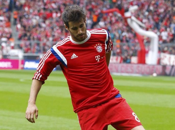 Bayern Munich's Javi Martinez warms-up prior to the German Bundesliga first division soccer match against Hertha Berlin, in Munich April 25, 2015 REUTERS/Michael Dalder. DFL RULES TO LIMIT THE ONLINE USAGE DURING MATCH TIME TO 15 PICTURES PER GAME. IMAGE SEQUENCES TO SIMULATE VIDEO IS NOT ALLOWED AT ANY TIME. FOR FURTHER QUERIES PLEASE CONTACT DFL DIRECTLY AT + 49 69 650050