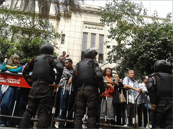 ‪القبضة الأمنية المشددة تحاصر المصريين‬ (الجزيرة)
