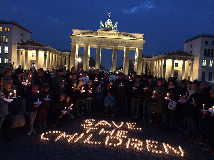 وقفة بالشموع أمام بوابة برلين تضامنا مع أطفال حلب