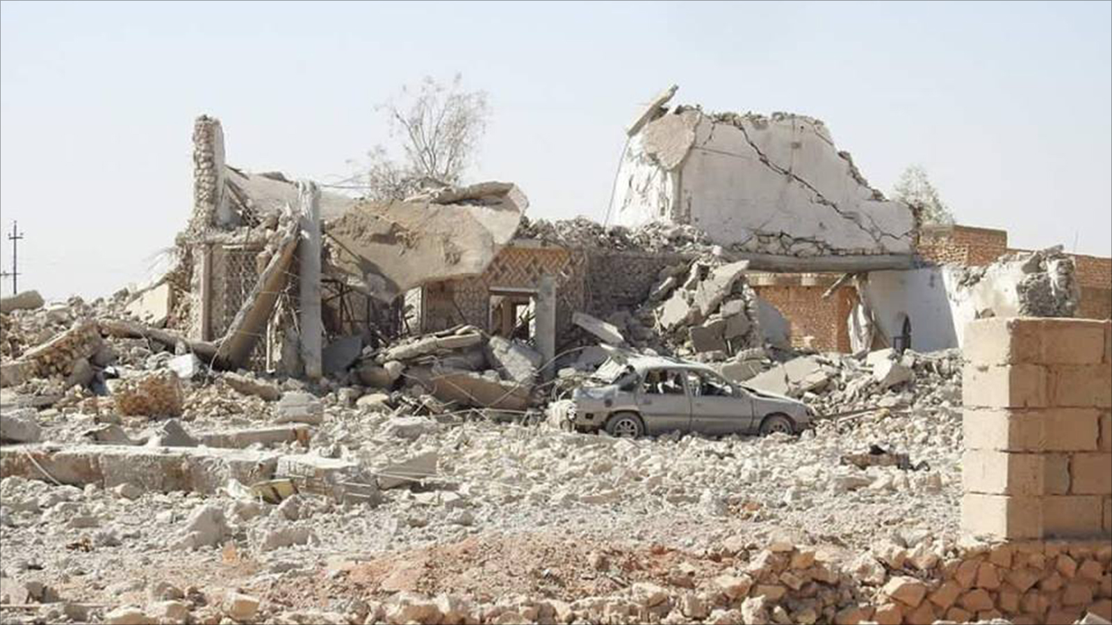 غارات التحالف الدولي والطيران العراقي هدمت العديد من المباني في الموصل ومحيطها (الجزيرة)