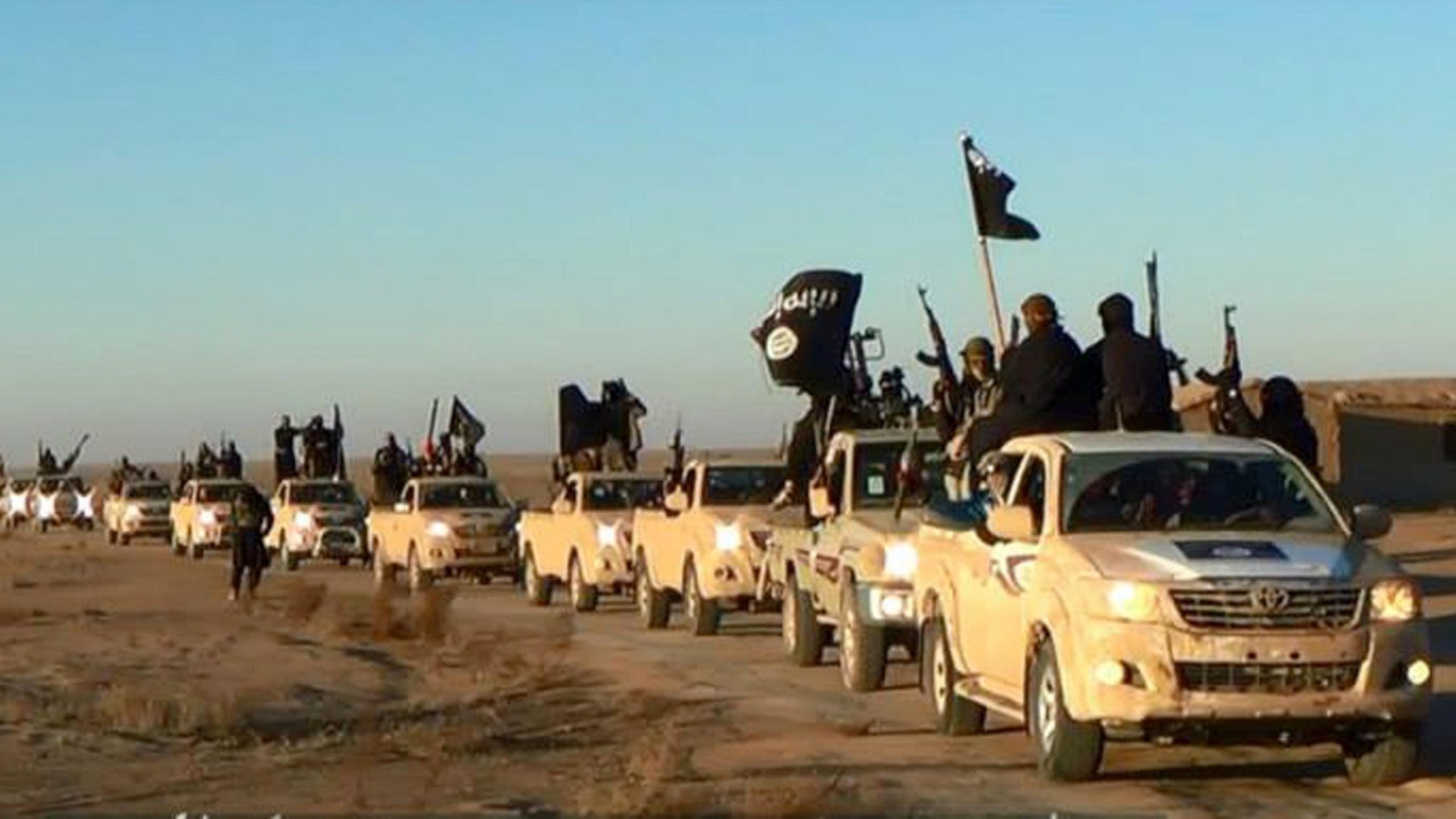 قافلة لمسلحي تنظيم الدولة ينتشرون في محافظة الأنبار غربي بغداد مطلع 2014 (أسوشيتد برس) 