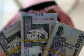 A Saudi money changer displays Saudi Riyal banknotes at a currency exchange shop in Riyadh, Saudi Arabia September 29, 2016. REUTERS/Faisal Al Nasser