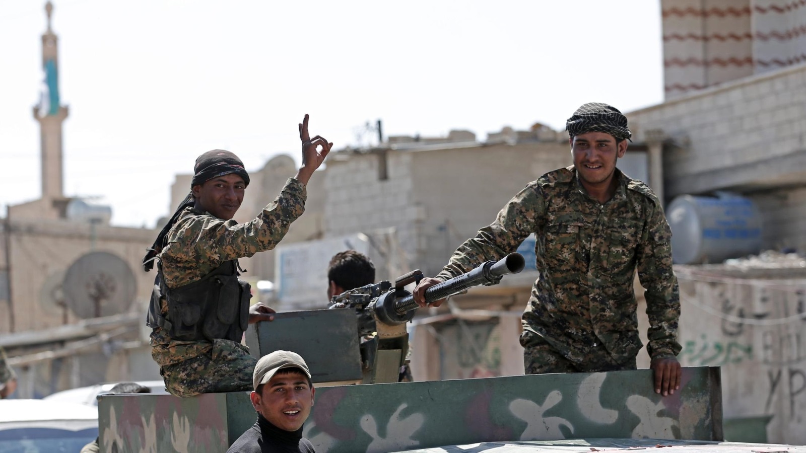 أفراد الوحدات الكردية في مدينة تل أبيض بمحافظة الرقة 