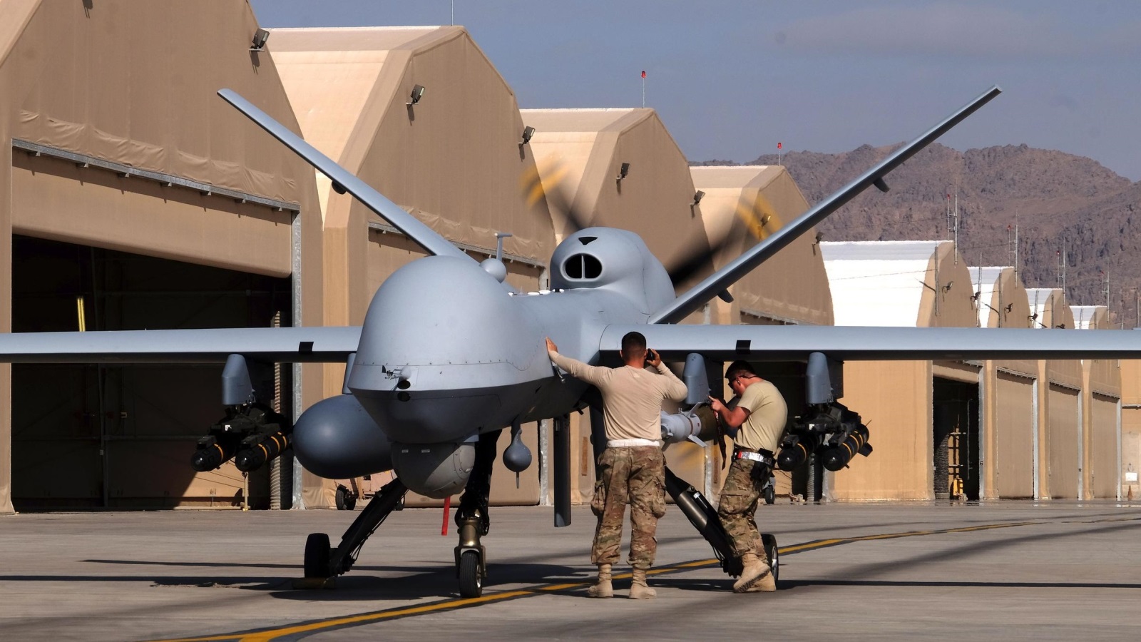 ‪جنود أميركيون يجهزون طائرة مسيّرة في قاعدة جوية بقندهار‬ (رويترز)
