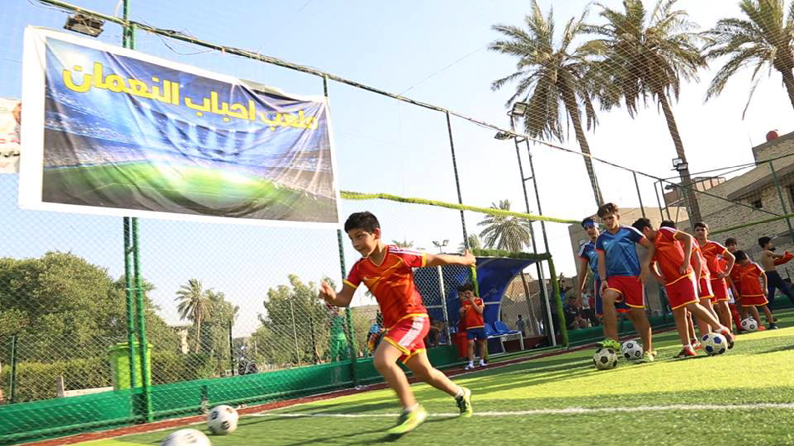 ‪‬ تضم الأكاديمية في صفوفها فئات عمرية مختلفة تسعى لصقل موهبتهم ورفد الكرة العراقية بهم(الجزيرة)
