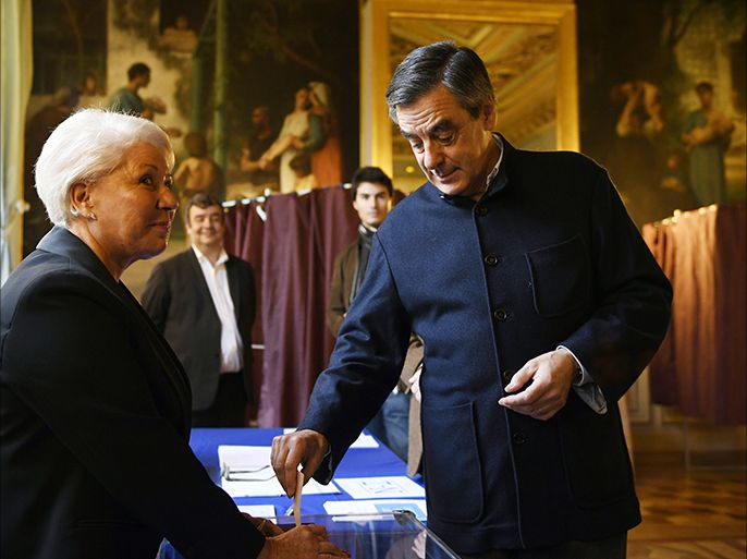 epa05649427 French member of Parliament and candidate for the right-wing primaries ahead of the 2017 presidential elections, Francois Fillon (R) casts his ballot in a polling station in Paris, France, 27 November 2016, during the second round of the primary. France's conservatives hold final run-off round of a primary battle on November 27 to determine who will be the right- wing nominee for next year's presidential election. EPA/ERIC FEFERBERG / POOL
