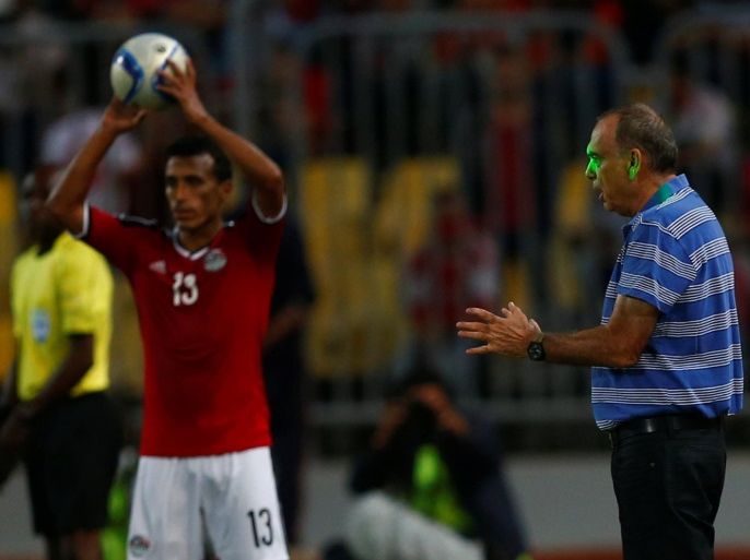 Football Soccer - Egypt v Ghana - 2018 World Cup Qualifying - Africa Zone - "Army Stadium" Borg El Arab, Alexandria, Egypt - 13/11/2016 - Ghana's coach Avram Grant reacts as laser light is seen on his face during the game. REUTERS/Amr Abdallah Dalsh
