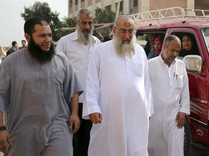Salafist cleric leader Yasser Borhamy (C) walks with his supporters after casting his vote at a voting centre, in Alexandria, Egypt, October 18, 2015. Egyptians turned out in low numbers on Sunday to vote in the first phase of an election hailed by President Abdel Fattah al-Sisi as a milestone on the road to democracy but shunned by critics who say the new chamber will rubber stamp his decisions. REUTERS/Asmaa Waguih