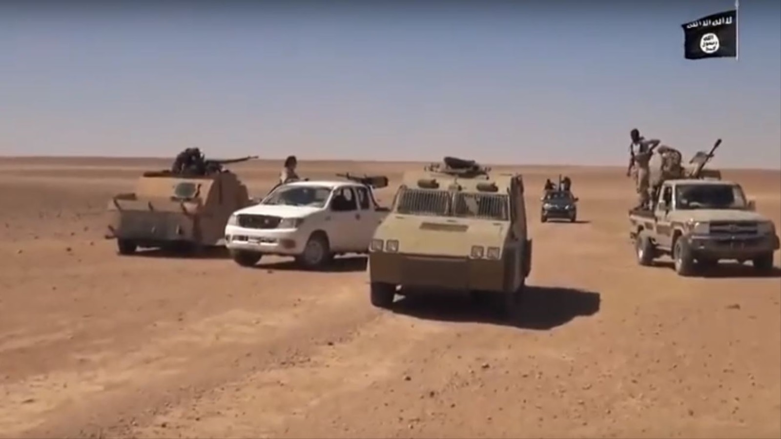 تنظيم الدولة أظهر سيطرته على عربات عسكرية للجيش العراقي بالأنبار في أبريل/نيسان الماضي (الجزيرة)
