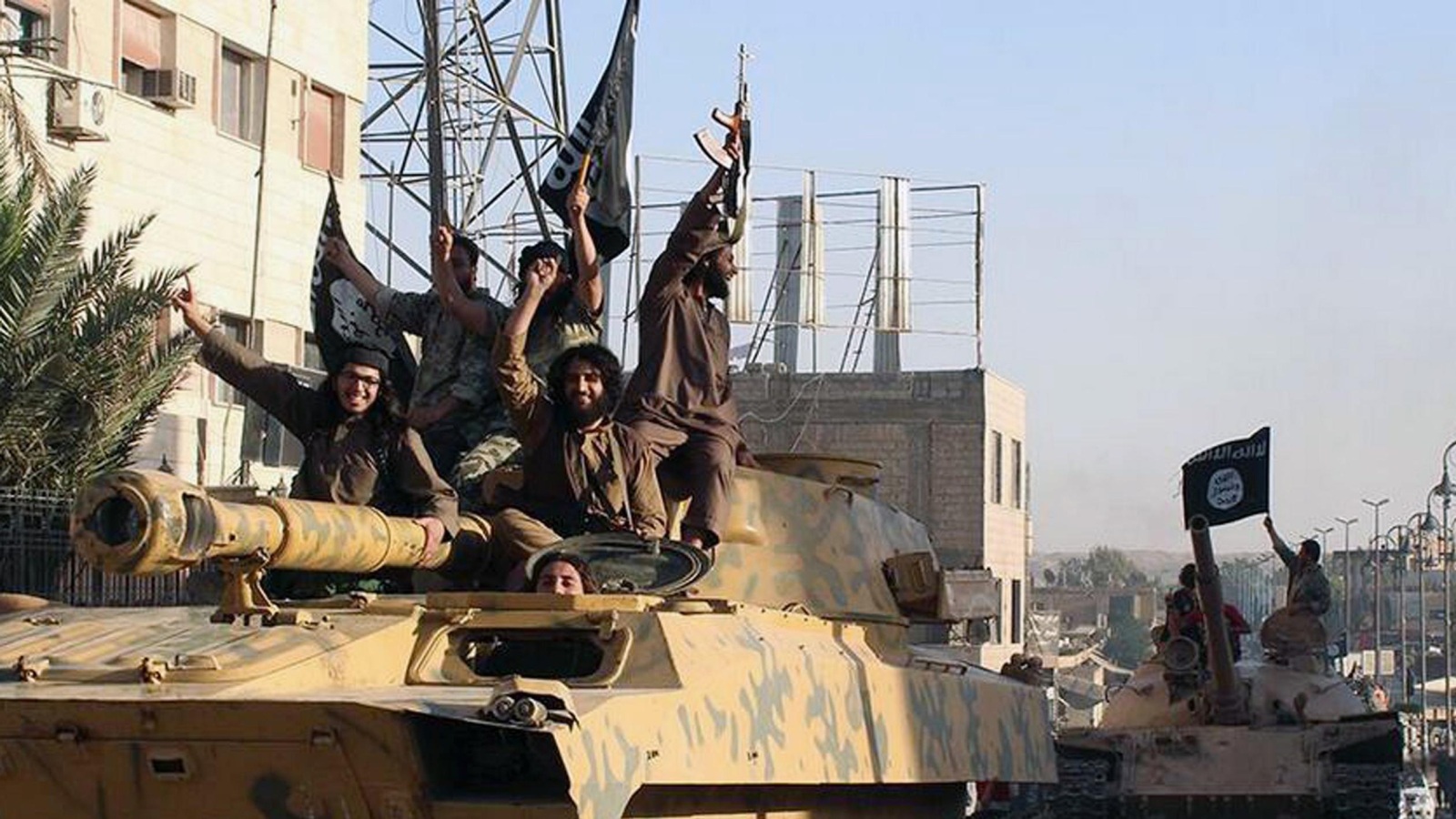 ‪قافلة لمقاتلي تنظيم الدولة الإسلامية أثناء استعراض في شوارع الرقة بسوريا منتصف 2014‬ (رويترز)