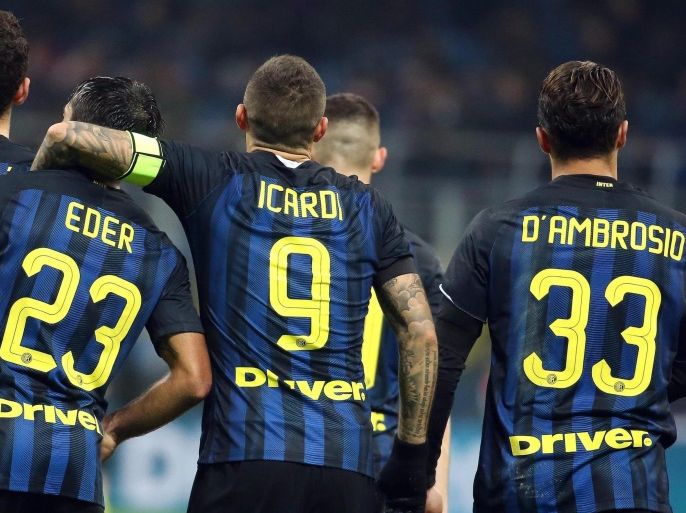 Fc Inter's forward Mauro Icardi jubilates with his teammates after scoring the goal of 3-0 uring the Italian serie A soccer match between Fc Inter and Fc Crotone at Giuseppe Meazza stadium in Milan, Italy, 6 November 2016.