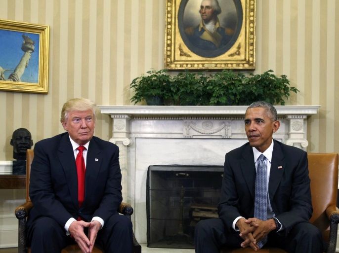 U.S. President Barack Obama (R) meets with President-elect Donald Trump to discuss transition plans in the White House Oval Office in Washington, U.S., November 10, 2016. REUTERS/Kevin Lamarque