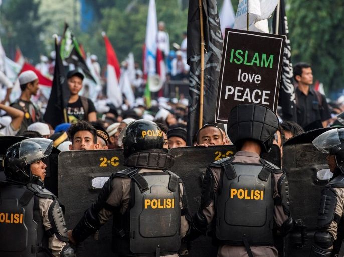 Anti-riot policemen stand guard as Muslim hardline protesters attend a protest against Jakarta's incumbent governor Basuki (Ahok) Tjahaja Purnama, an ethnic Chinese Christian running in the upcoming election, in Jakarta, Indonesia, November 4, 2016 in this picture taken by Antara Foto. Antara Foto/M Agung Rajasa/via REUTERS ATTENTION EDITORS - THIS IMAGE WAS PROVIDED BY A THIRD PARTY. FOR EDITORIAL USE ONLY. MANDATORY CREDIT. INDONESIA OUT.