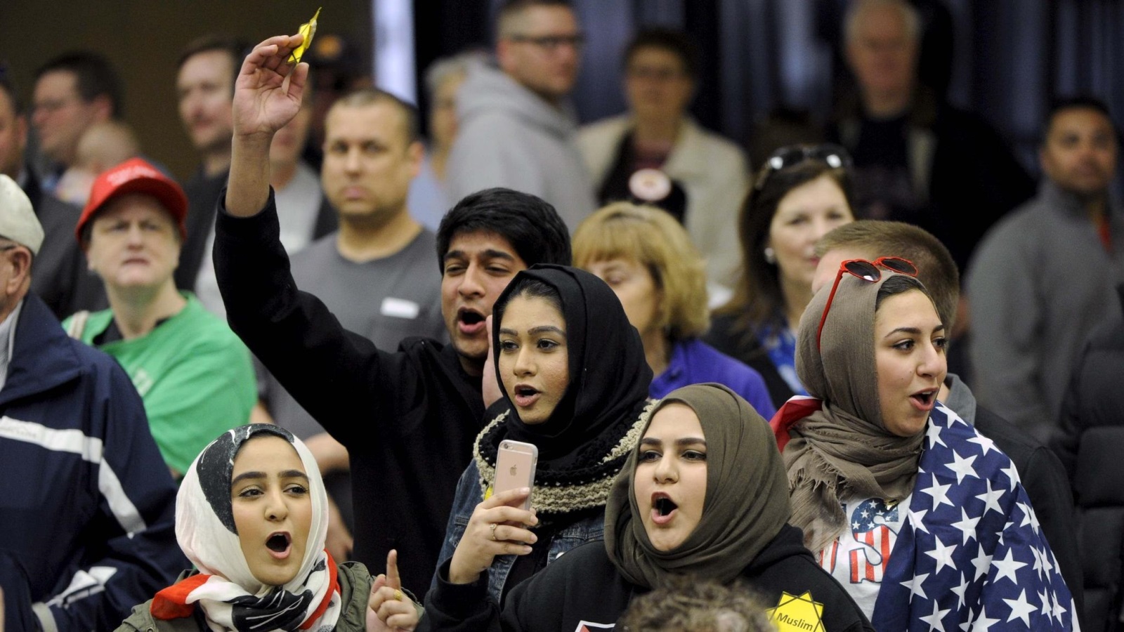 ‪المسلمون في الولايات المتحدة يواجهون تزايدا في حملات الكراهية ضدهم منذ وصول ترمب للرئاسة‬  (رويترز)