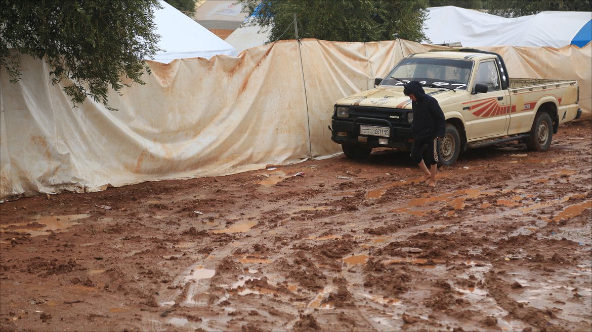 النازحون في مخيمات ريف حلب ..اقتلعتهم الحرب من بيوتهم, والأمطار من خيامهم