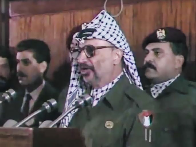 صورة لخطاب عرفات في الجزائر خلال إعلان قيام الدولة الفلسطينية عام 1988