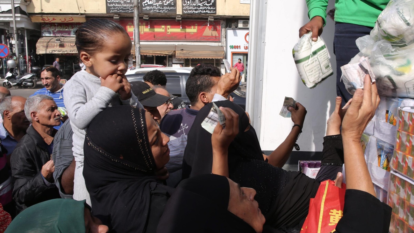 ‪مصريون يشترون السكر من شاحنة حكومية في القاهرة‬ (الأوروبية)