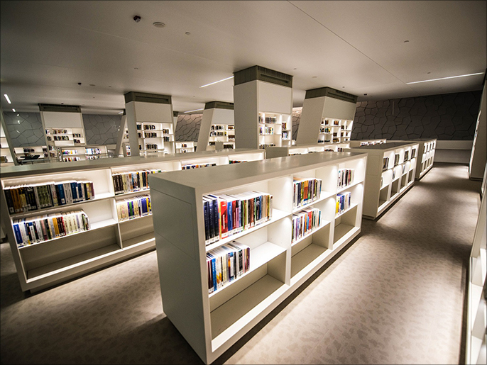 يضم مركز إثراء مكتبة تفاعلية تحوي أكثر من 220,000 كتاب بالعربية والإنجليزية (الجزيرة نت)
