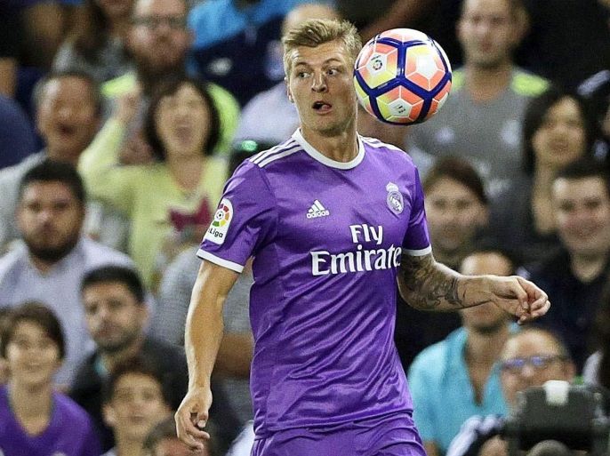 Real Madrid's German midfielder Toni Kroos in action during the Spanish Primera Division soccer match between RCD Espanyol and Real Madrid in Barcelona, Spain, 18 September 2016.