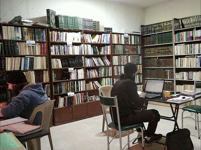 صورة من داخل إحدى قاعات المؤسسات التعليمية التي توفر التعليم عن بعد للطلاب