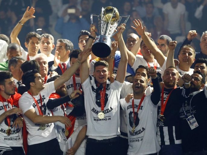 Besiktas soccer players celebrate with the Turkish Super League trophy during a championship ceremony at Vodafone Arena in Istanbul, Turkey, May 19, 2016. REUTERS/Osman Orsal